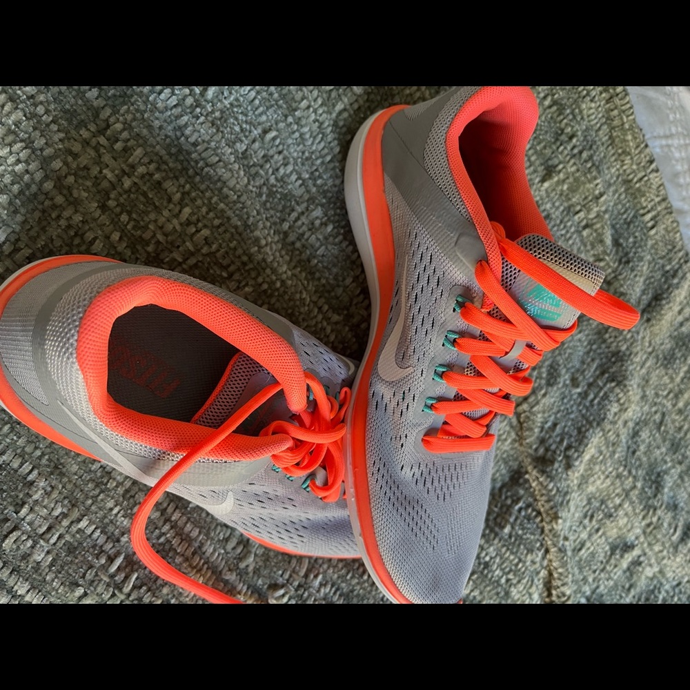 Women’s Nike tennis shoes